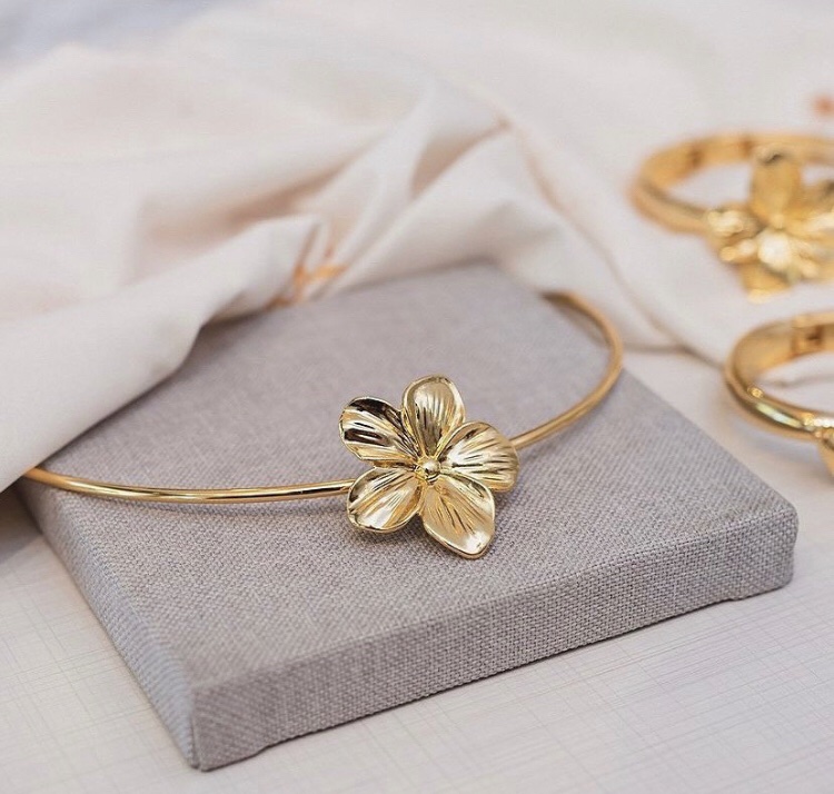 Colar aro flor dourada – Debby Bijoux