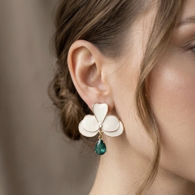 Brinco vogue branco com gota verde
