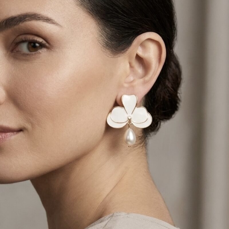 Brinco vogue branco com gota pérola