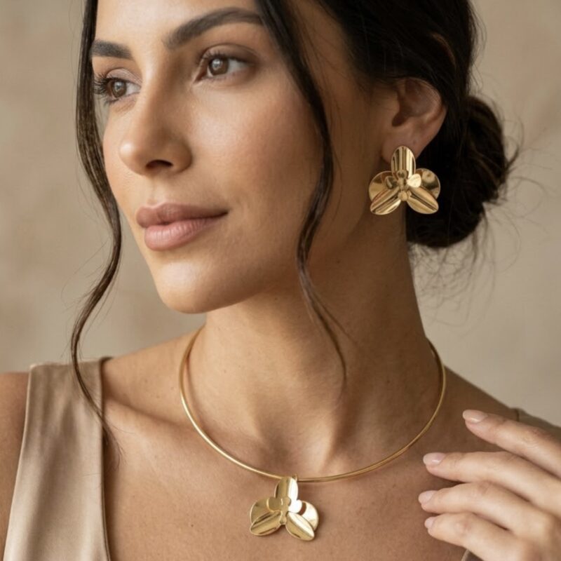 Brinco orquídea dourado banhado a ouro