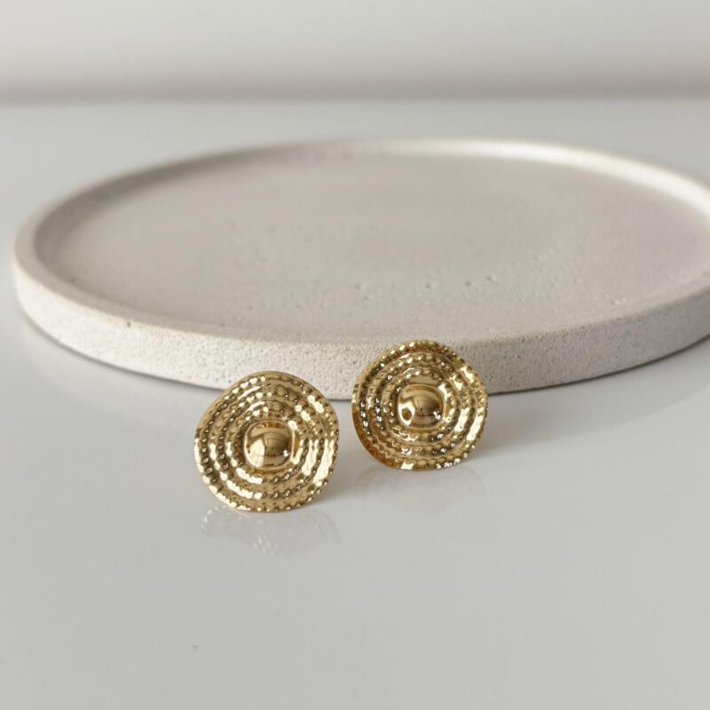 Brinco botão martelado - Coleção Celebrar