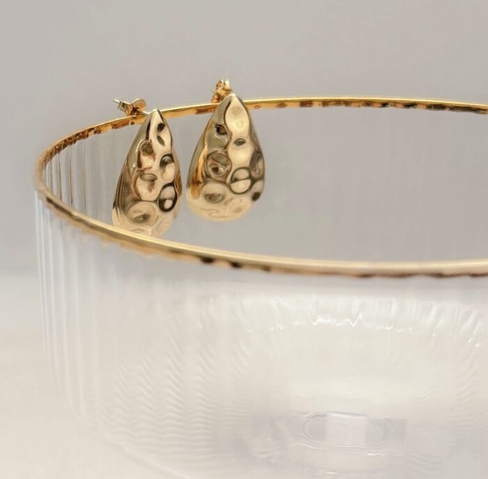 Brinco gota martelado dourado - Coleção celebrar