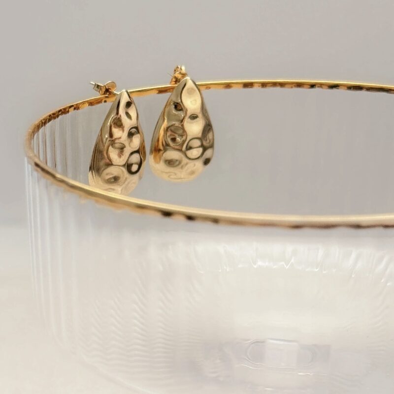 Brinco gota martelado dourado - Coleção celebrar