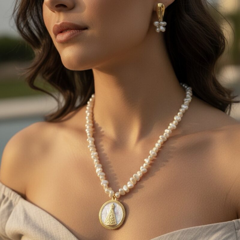 Colar nossa senhora aparecida com pérola irregular