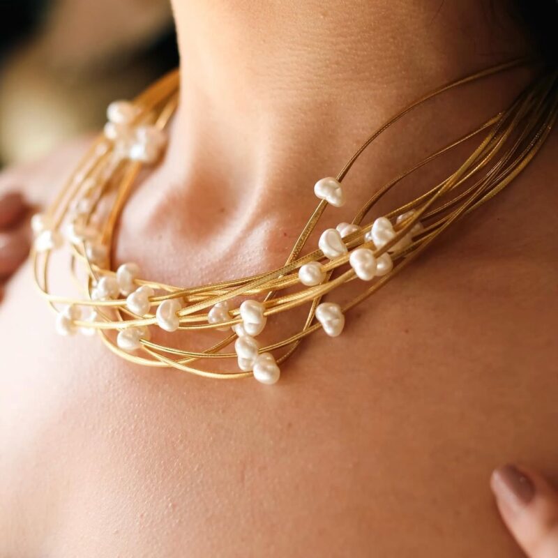 Colar dourado com pérola assimétrica