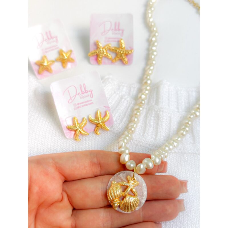 Colar pérola disforme com medalha madrepérola