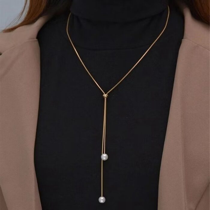 Colar gravatinha pérola no dourado