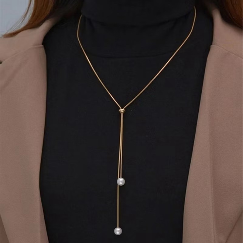 Colar gravatinha pérola no dourado