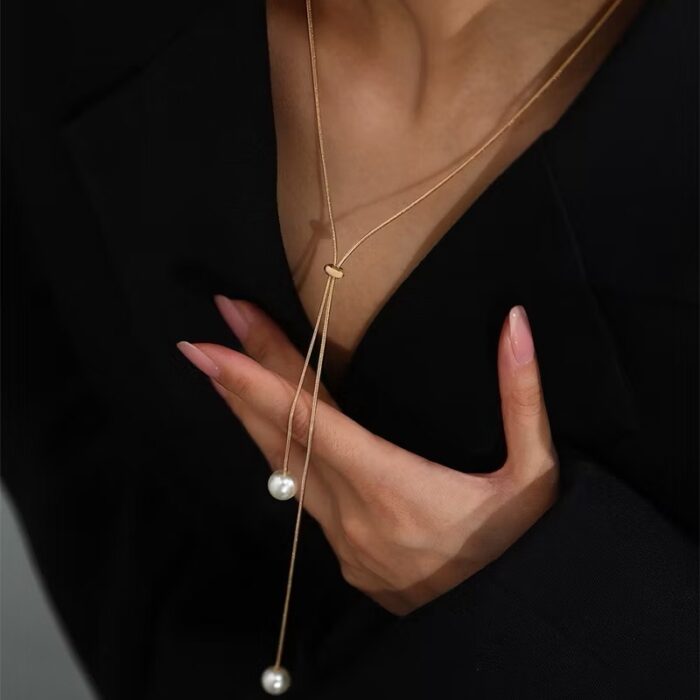 Colar gravatinha pérola no dourado - Imagem 2