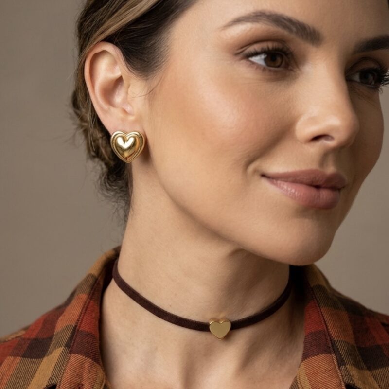 Choker courinho marrom escuro com coração