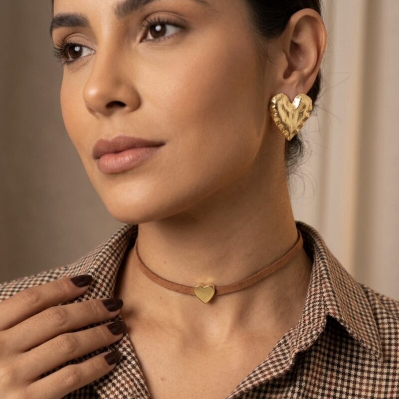Choker courinho marrom claro com coração
