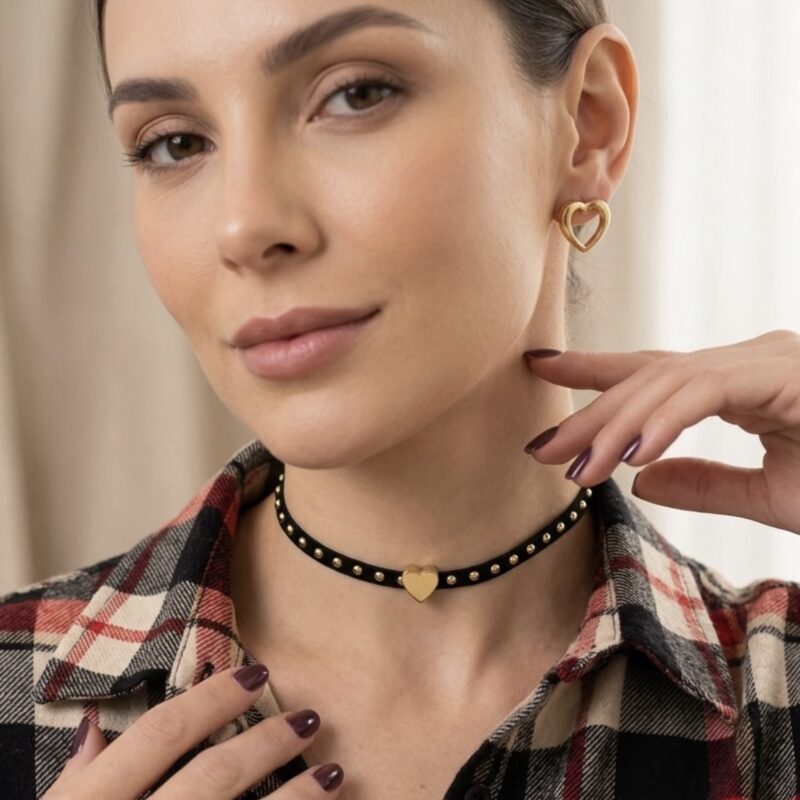 Choker courinho preto com tachinha dourada com coração