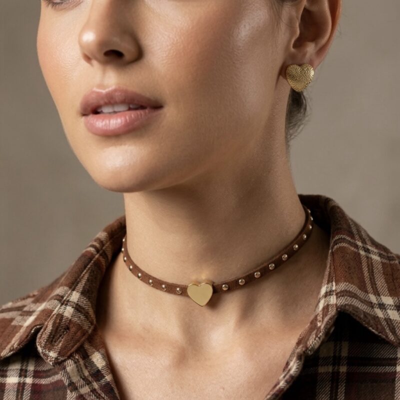 Choker courinho marrom com tachinha dourada com coração