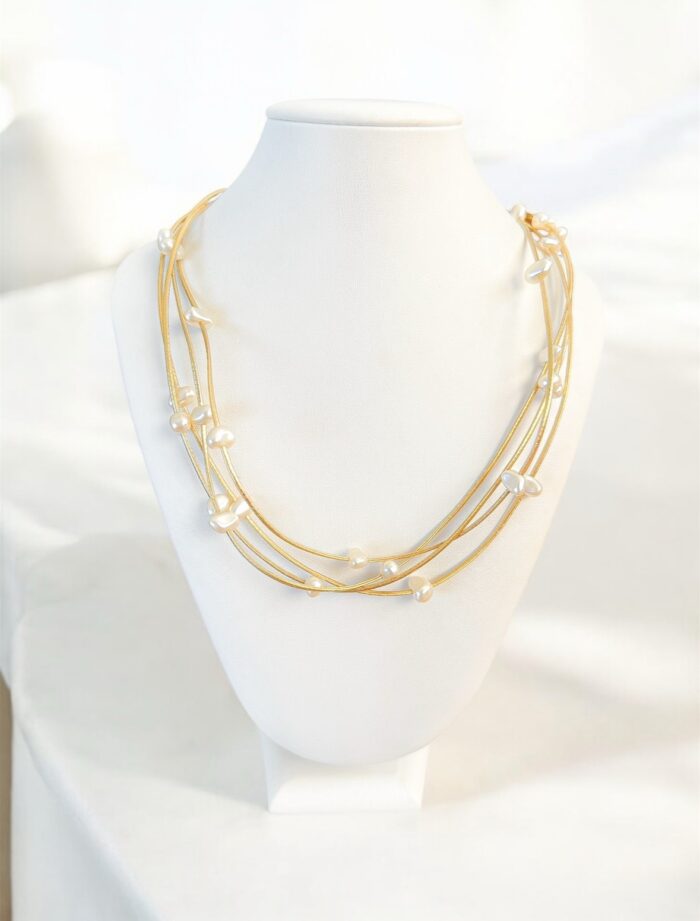 Colar dourado com pérolas assimétricas