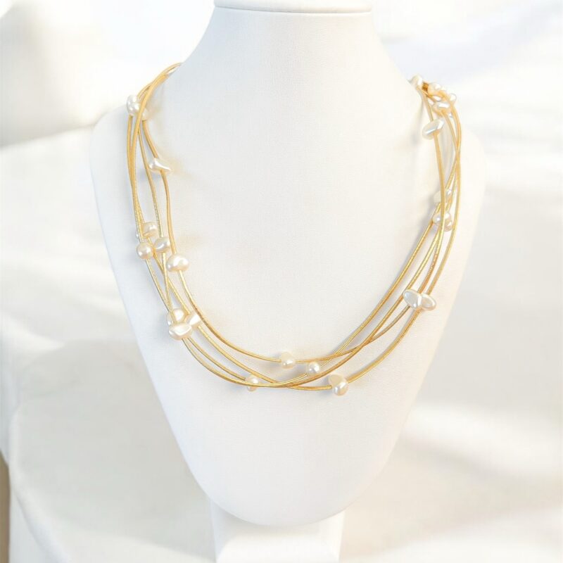 Colar dourado com pérolas assimétricas