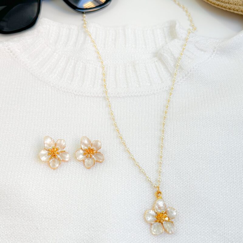 Conjunto flor madrepérola com corrente pérola folheada