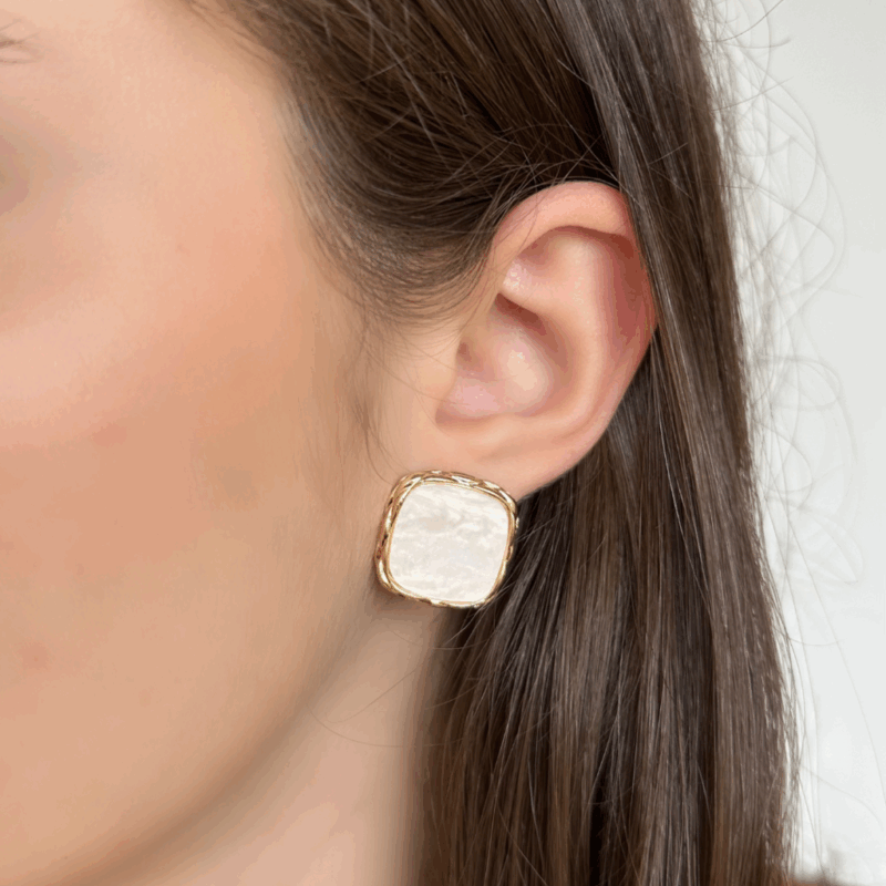 Brinco quadrado madrepérola no dourado