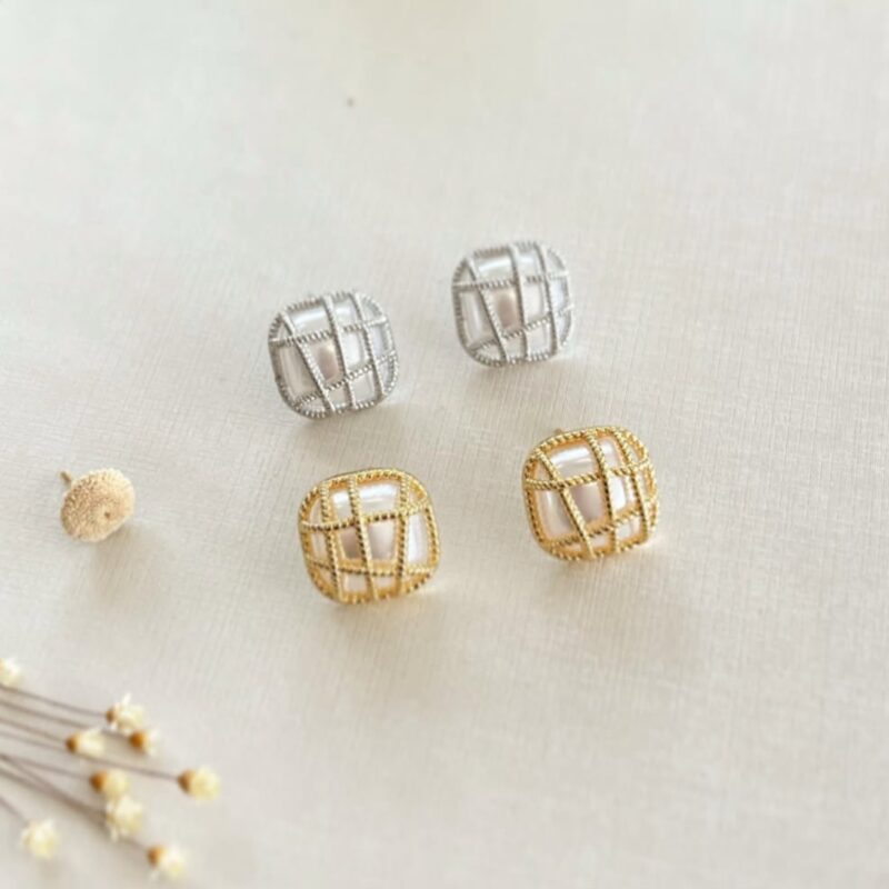 Brinco quadrado pérola no dourado