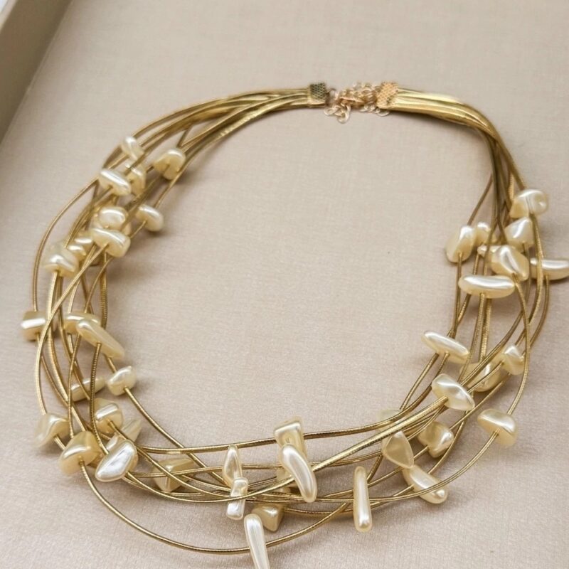 Colar cascalho pérola no courinho dourado