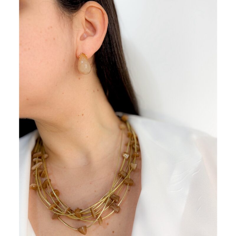 Colar cascalho nude no courinho dourado