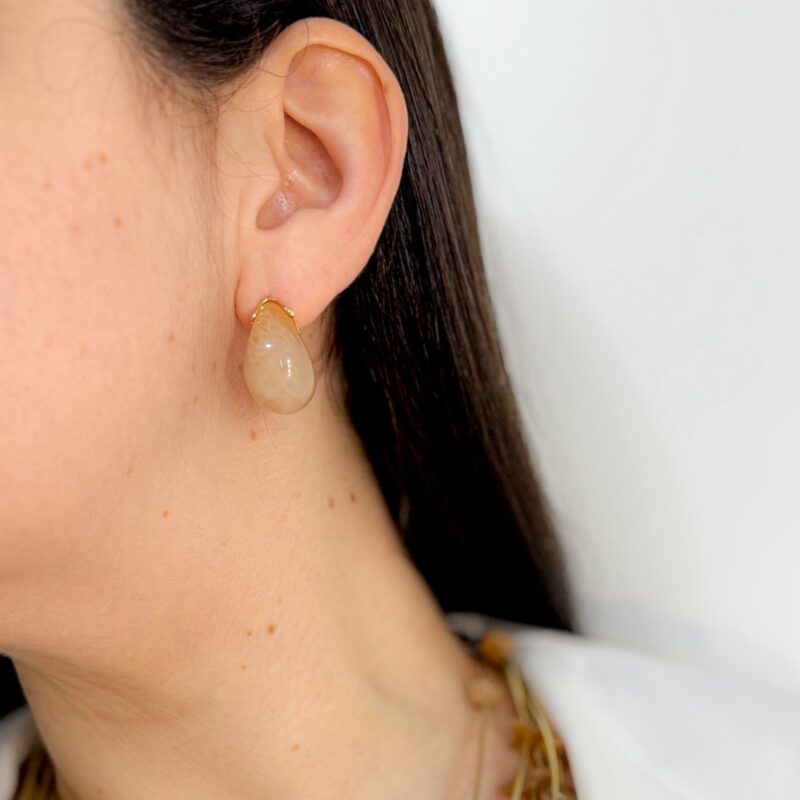 Brinco gota resinada nude