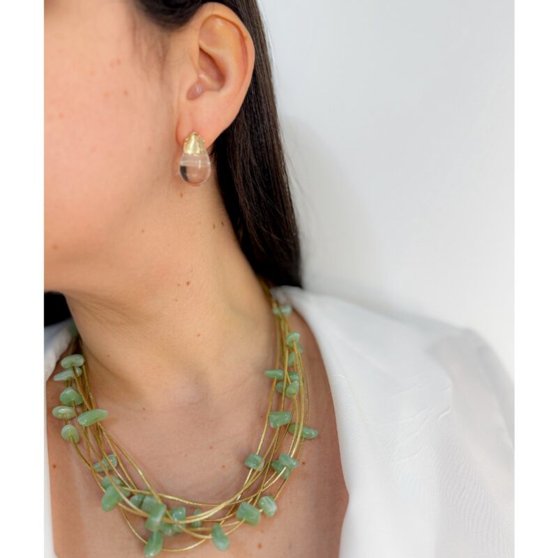 Colar cascalho verde no courinho dourado