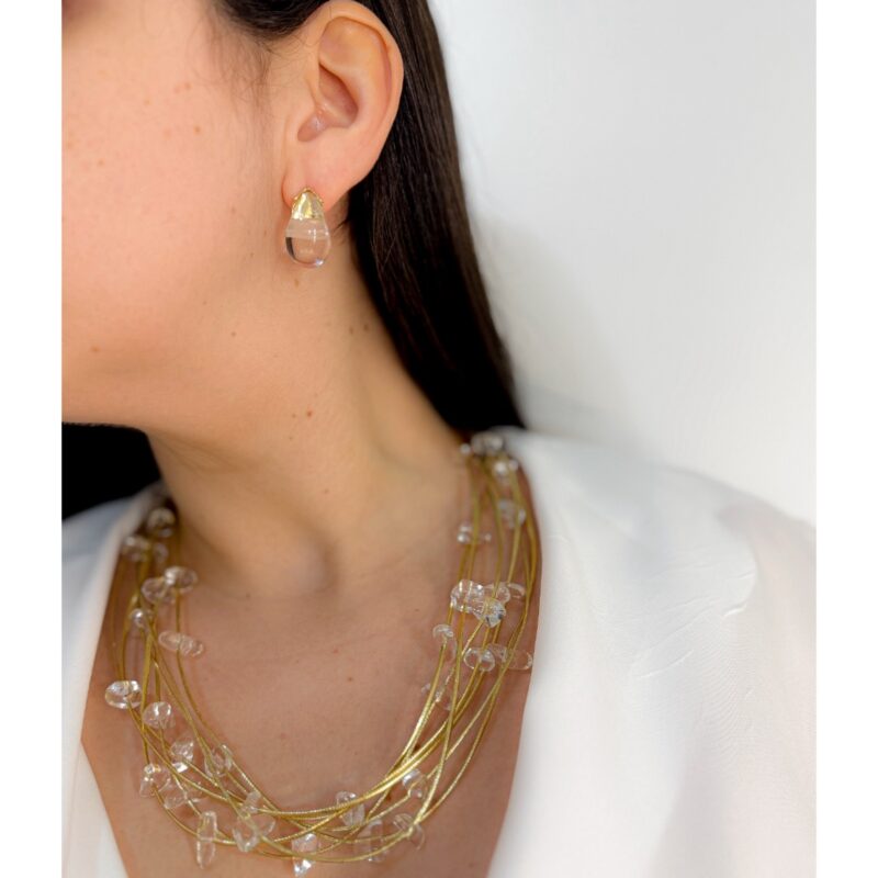 Colar cascalho transparente no courinho dourado