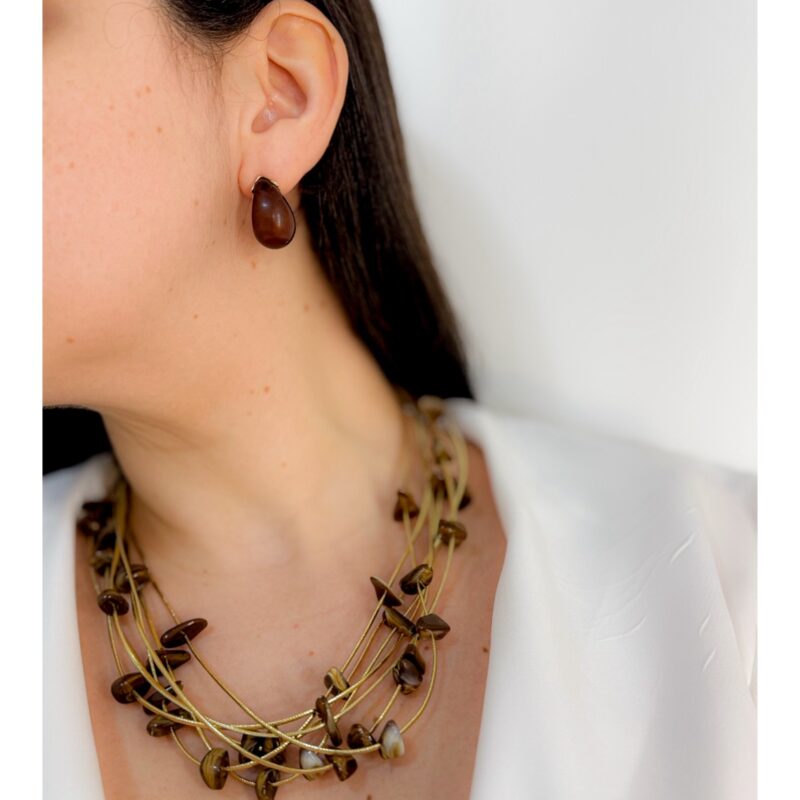 Colar cascalho marrom no courinho dourado