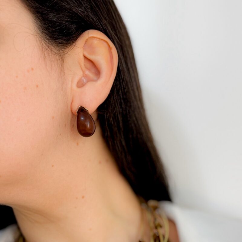 Brinco gota resinada marrom