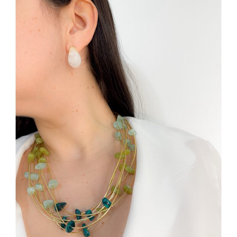 Colar cascalho em três tons de verde no courinho dourado