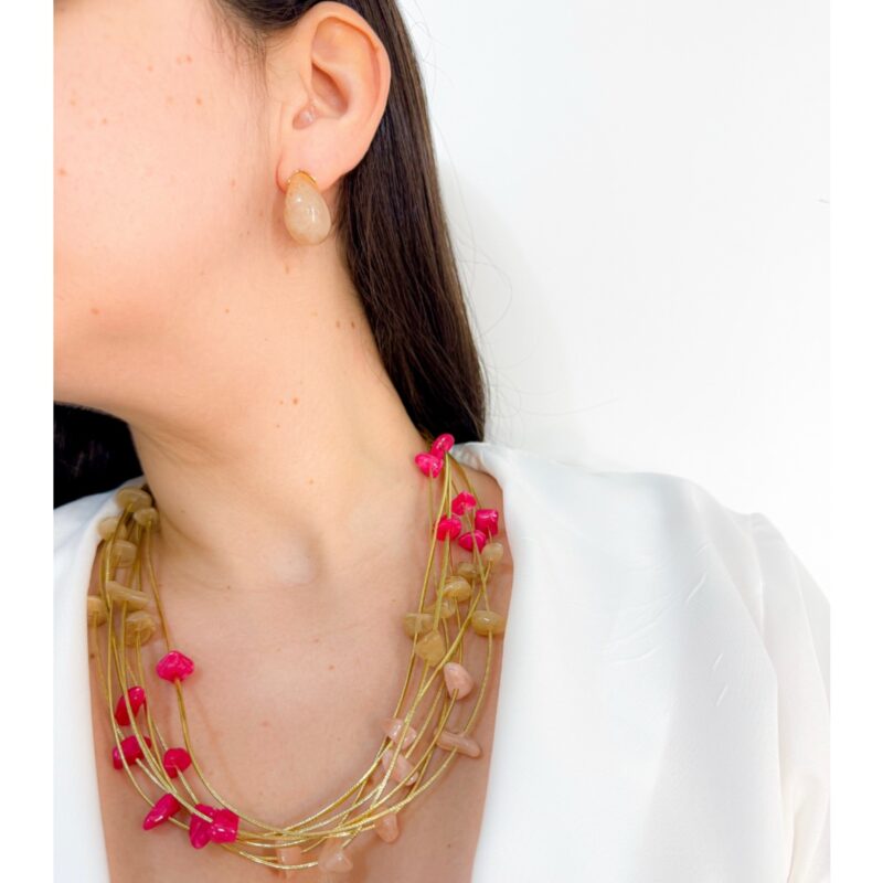 Colar cascalho em três tons de rosa no courinho dourado