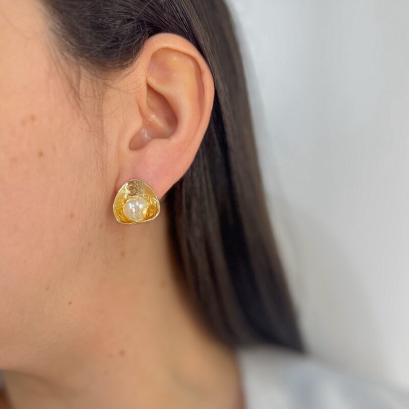 Brinco orgânico pérola dourado