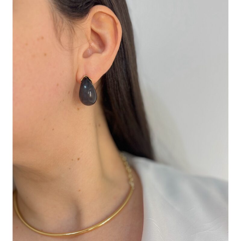 Brinco gota resinada preto