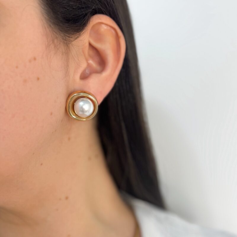 Brinco pérola redondo M no dourado
