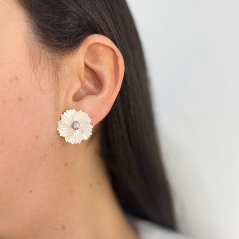 Brinco flor madrepérola M com microzircônias no prata