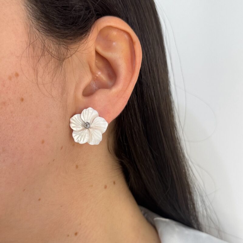Brinco flor madrepérola M com zircônia no prata