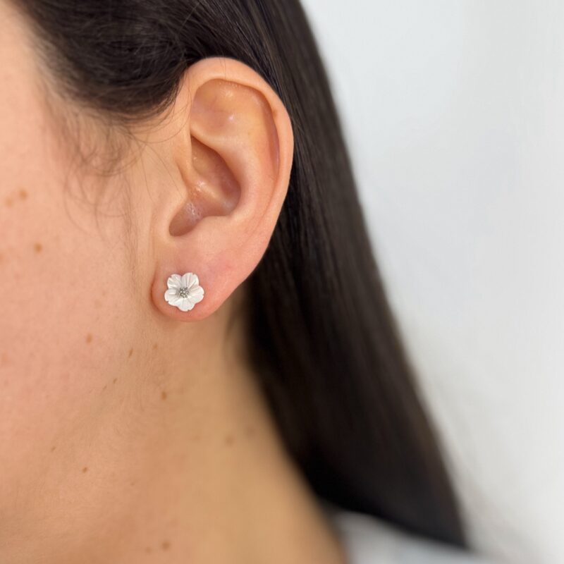 Brinco flor madrepérola P no prata