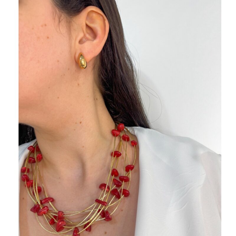 Colar cascalho vermelho no courinho dourado