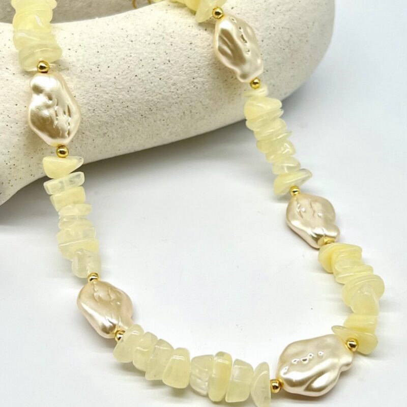 Colar cascalho off white com pérola barroca