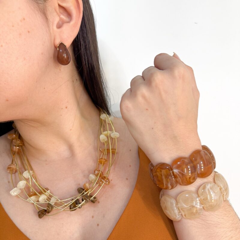 Colar cascalho três tons nude e marrom no courinho dourado