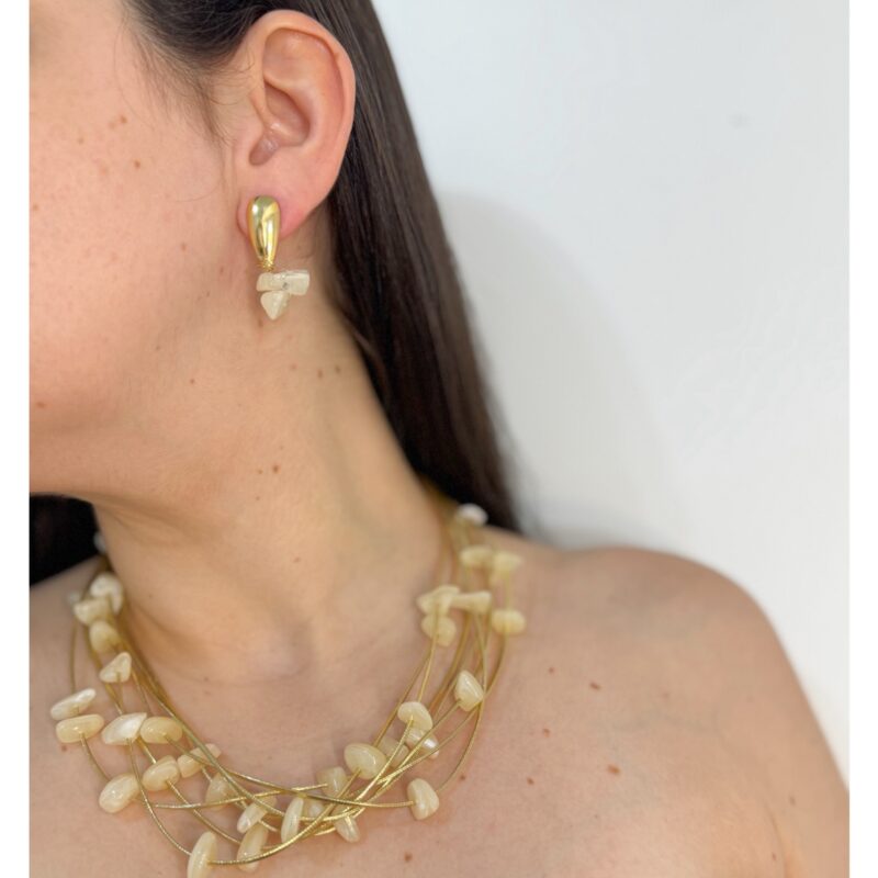 Colar cascalho off white no courinho dourado