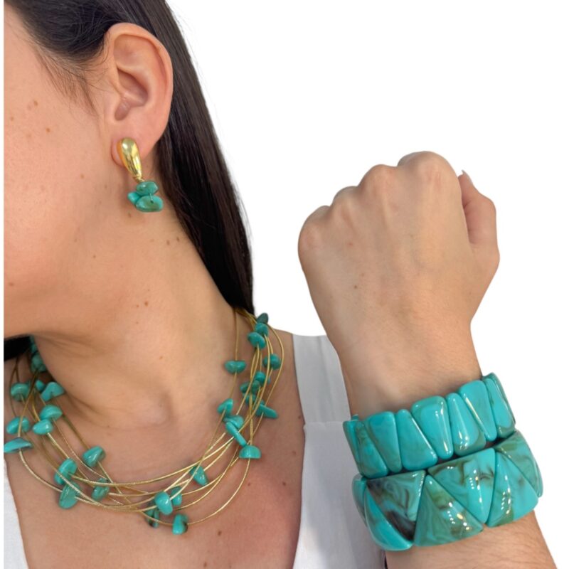 Colar cascalho turquesa no courinho dourado