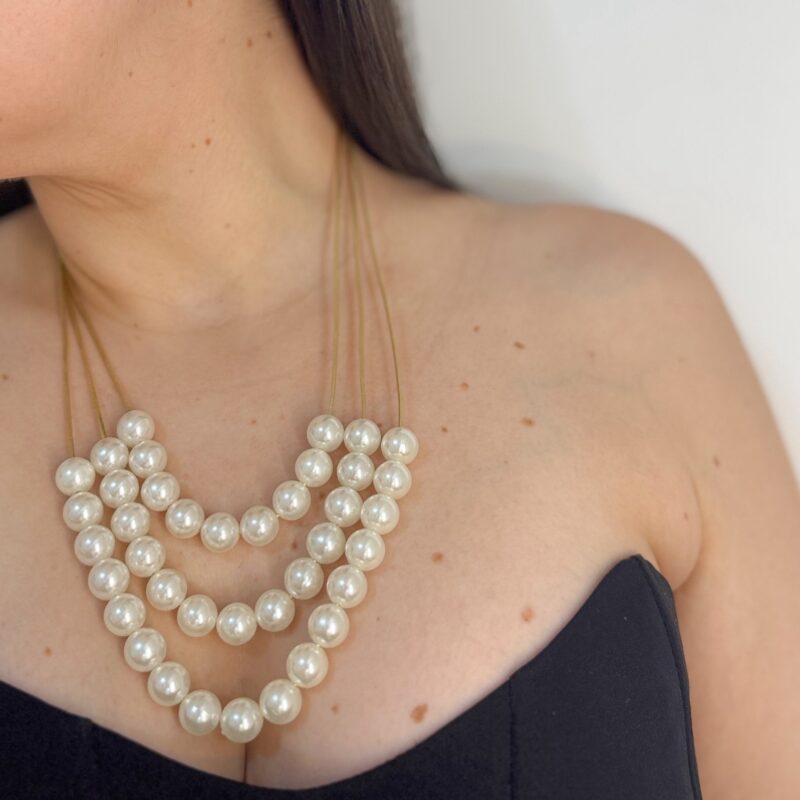 Colar três voltas pérola no fio dourado