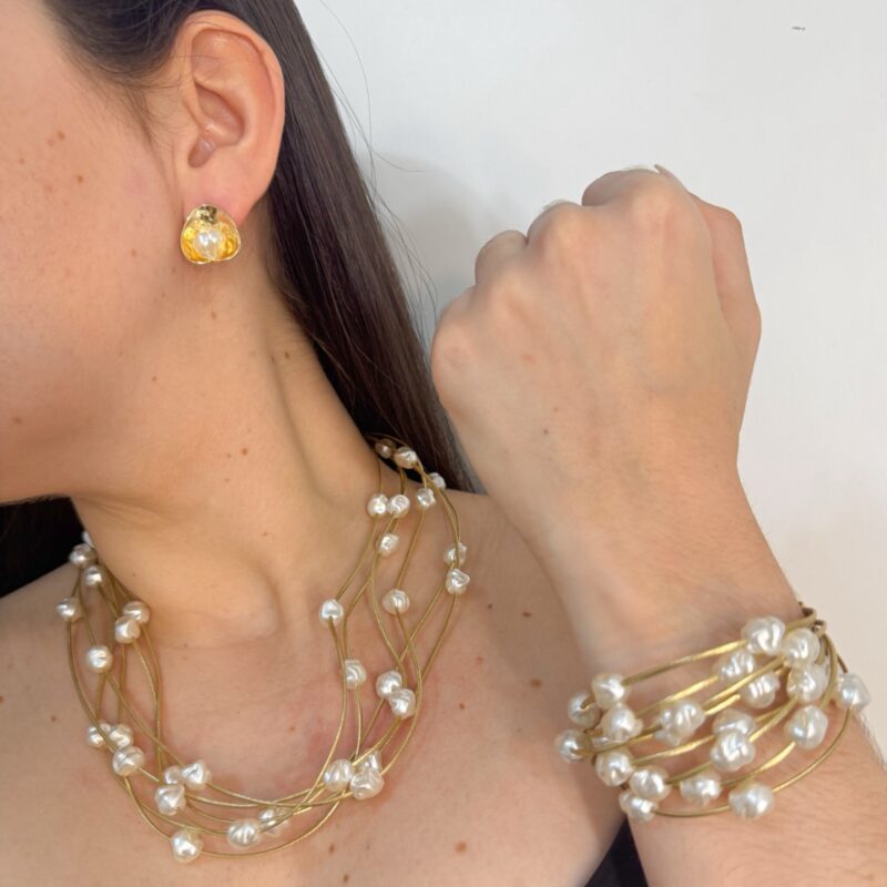 Colar pérola orgânica no fio dourado