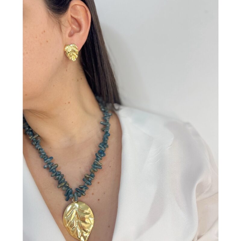 Colar cascalho azul mesclado com folha dourada