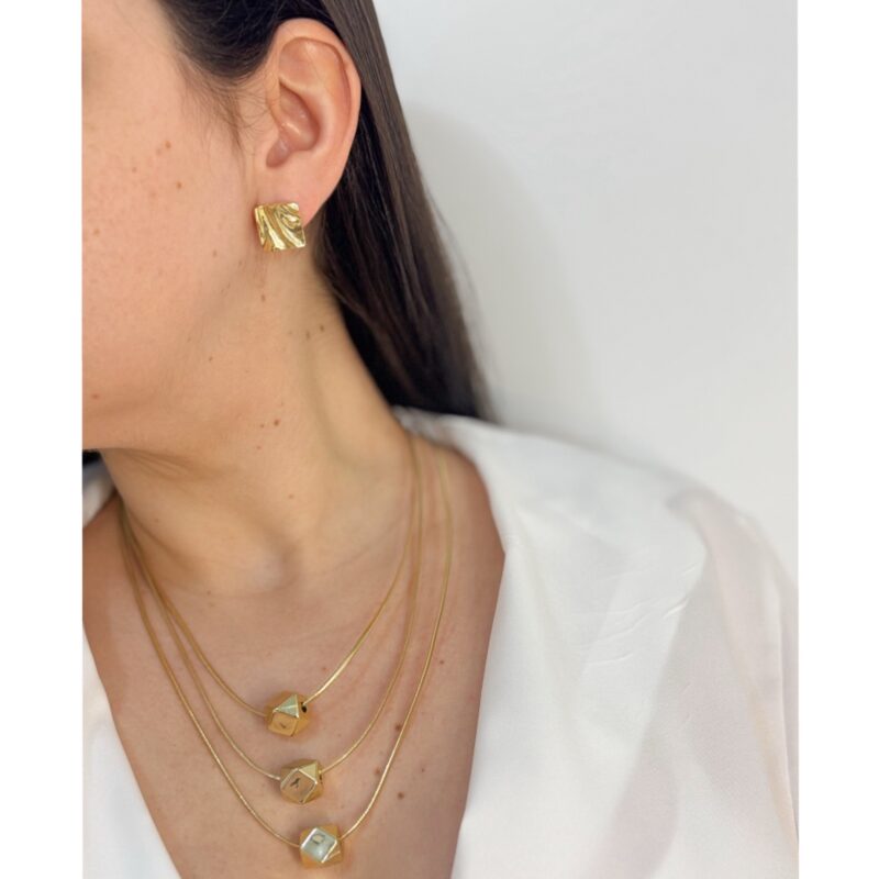 Colar três voltas quadrado orgânico no fio dourado