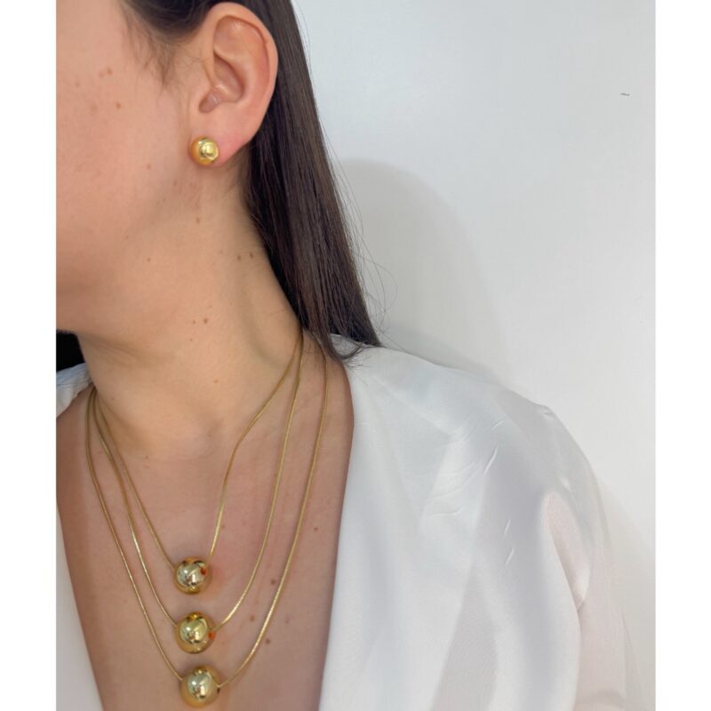 Colar três voltas com bola no fio dourado