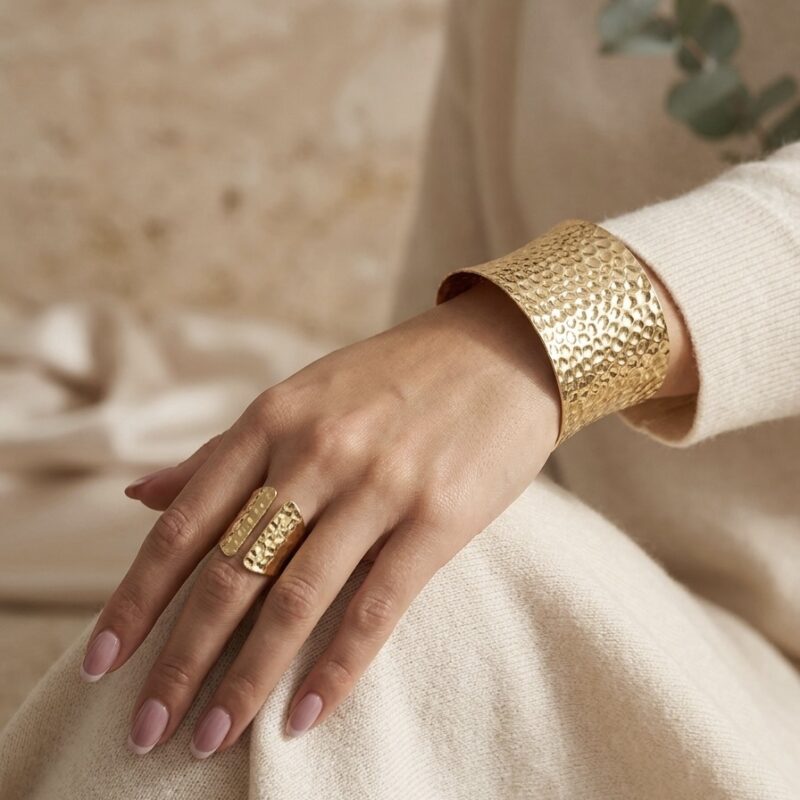 Bracelete martelado dourado + anel