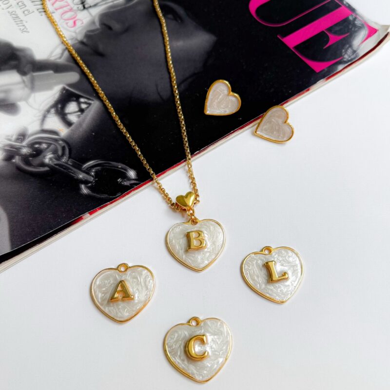 Colar letra madrepérola