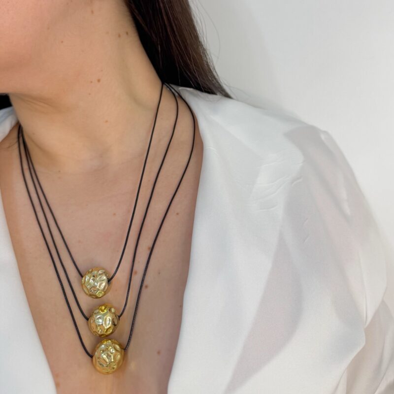 Colar três voltas esfera martelada no dourado